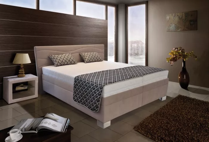 Čalouněná postel Windsor má vyjímatelné matrace a úložný prostor 